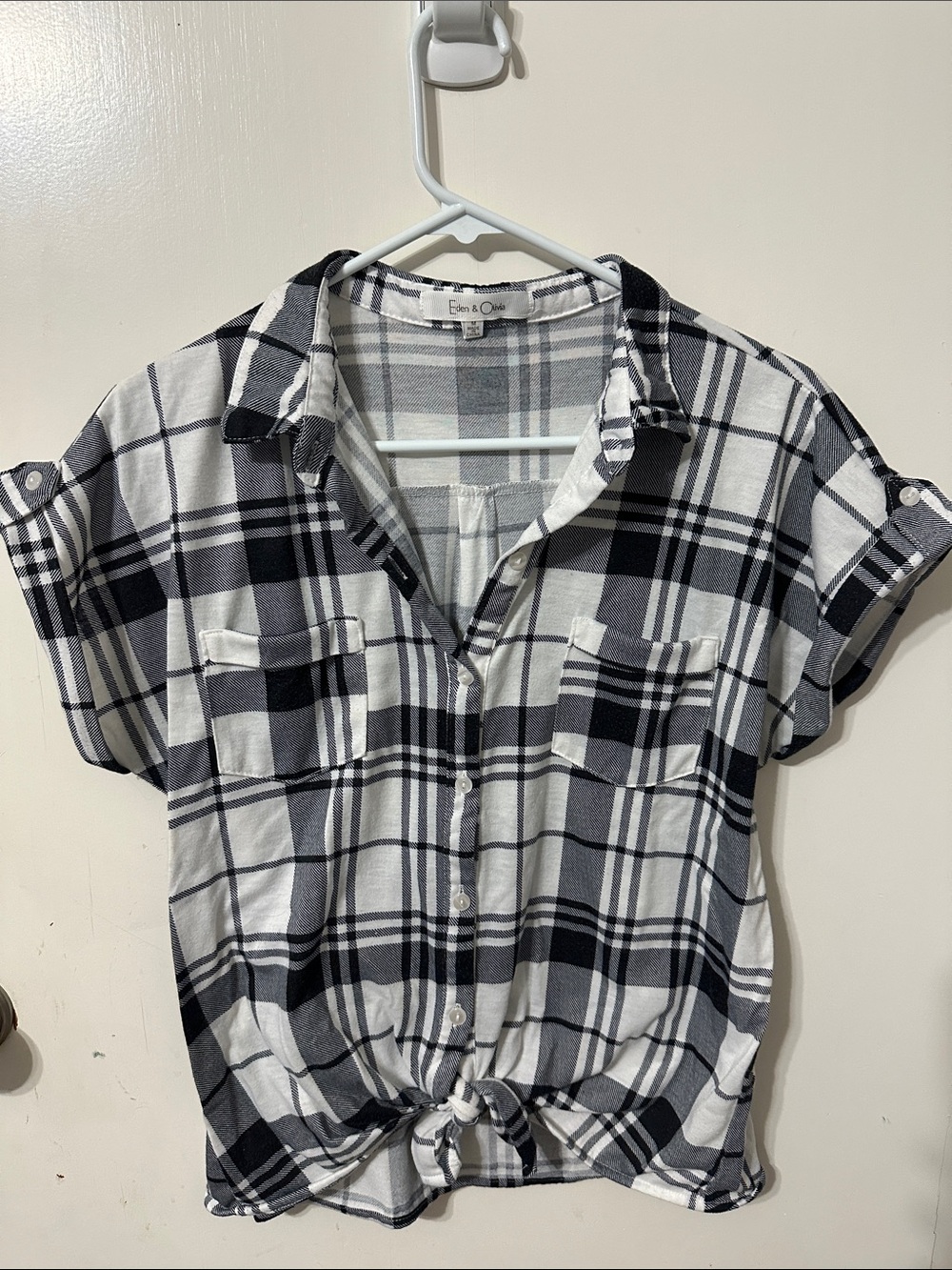 Eden & Olivia Black and White Plaid Tie-Front Short Sleeve Shirt